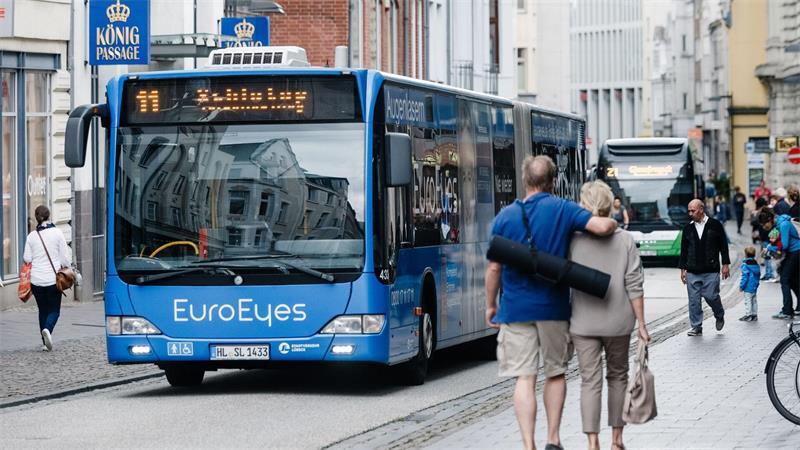 In einem Bus des Lübecker Stadtverkehrs versprühten zwei Männer Reizgas. (Symbolbild)