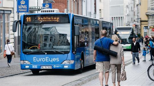 In einem Bus des Lübecker Stadtverkehrs versprühten zwei Männer Reizgas. (Symbolbild)