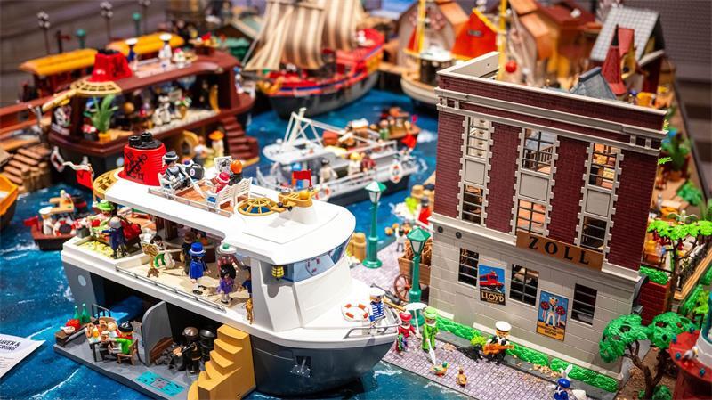5.000 Playmobil-Figuren erzählen Bremens Geschichte In einem Diorama wird die Geschichte der Auswanderung von Millionen von Menschen über Bremerhaven erzählt.