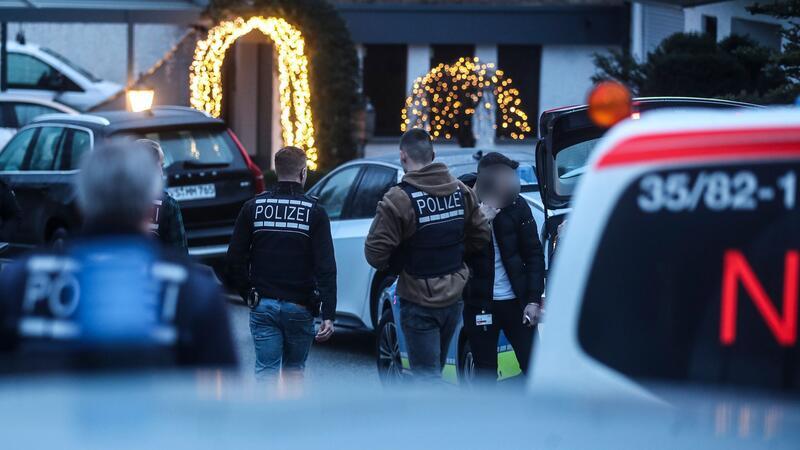 In einem Einfamilienhaus im Schwarzwald sind Mutter, Vater und ihr 32-jähriger Sohn tot aufgefunden worden.