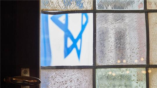 In einem Fenster über dem Eingang des Historischen Rathauses in Stade fehlt eine Glasscheibe. Durch das Loch ist eine Israel-Flagge zu sehen. Eine Gruppe junger Männer war ins Rathaus eingedrungen, um die Israel-Flagge herunterzureißen. Sie schlugen eine Scheibe ein und versuchten durch das zerborstene Fenster an die Fahne zu gelangen. In Drochtersen wurde eine Israel-Fahne gestohlen. 