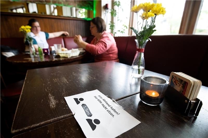In einem Hamburger Lokal bleibt ein Tisch frei aufgrund der Abstandsregeln. So geht es auch vielen Restaurants und Gaststätten im Kreis Stade. Symbolfoto: dpa