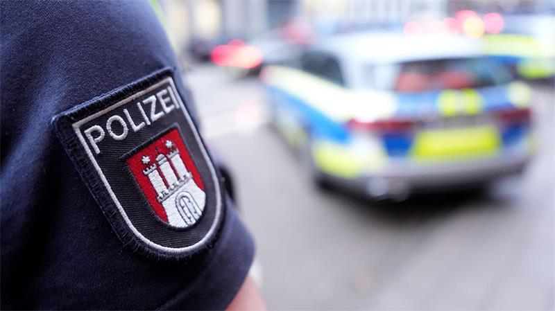 In einem Hamburger Park sind zwei Männer aneinander geraten. Am Ende hat einer den anderen mit einem Messer lebensgefährlich verletzt. (Illustration)