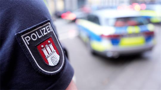 In einem Hamburger Park sind zwei Männer aneinander geraten. Am Ende hat einer den anderen mit einem Messer lebensgefährlich verletzt. (Illustration)