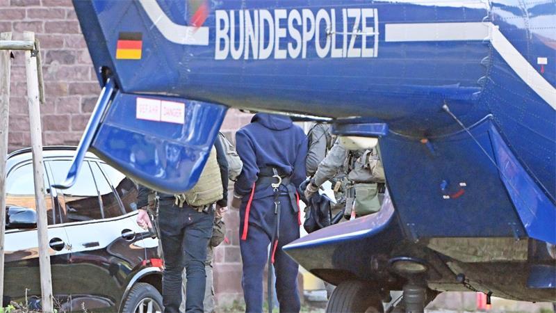 In einem Hubschrauber der Bundespolizei wurde der Verdächtige im November nach Karlsruhe gebracht. (Archivbild)