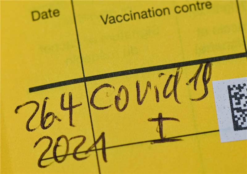 In einem Impfausweis ist der Eintrag einer Erstimpfung gegen das Coronavirus zu lesen. Foto: Patrick Pleul/dpa-