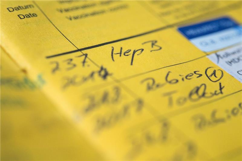 Unklare Hepatitis bei Kindern: Experten finden keine Verbindung zu Covid-19-Impfungen In einem Impfbuch ist eine Hepatitis-B-Impfung vermerkt (Symbolbild).