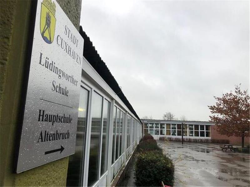 In einem Klassenzimmer der Hauptschule Altenbruch ist es zu der Messer-Attacke gekommen. Foto: Kramp
