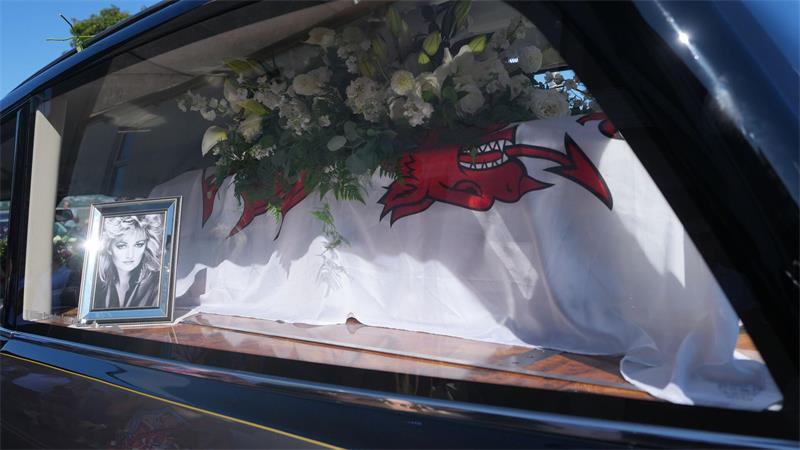 Emotionaler Trauerzug durch Mumbles: Fans ehren Bonnie Tyler In einem Leichenwagen wurde ihr Sarg durch Mumbles gefahren.