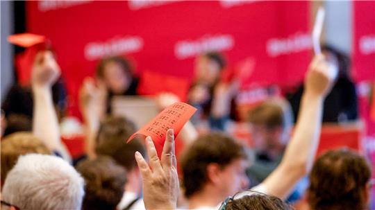 In einem Leitantrag zieht die Partei eine Halbzeitbilanz.