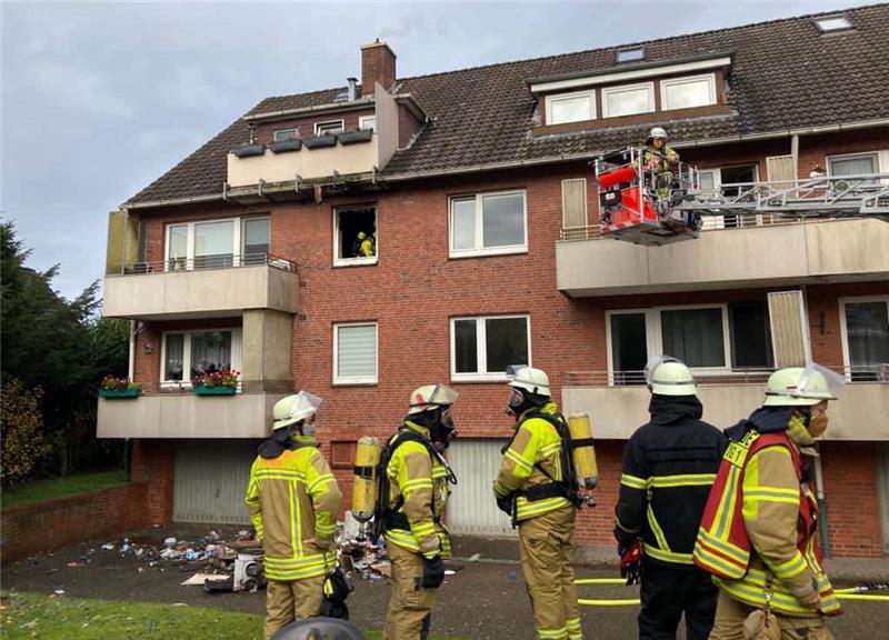 In einem Mehrfamilienhaus am Hohenwedel in Stade ist am Freitagvormittag ein Feuer ausgebrochen. Foto: Vasel