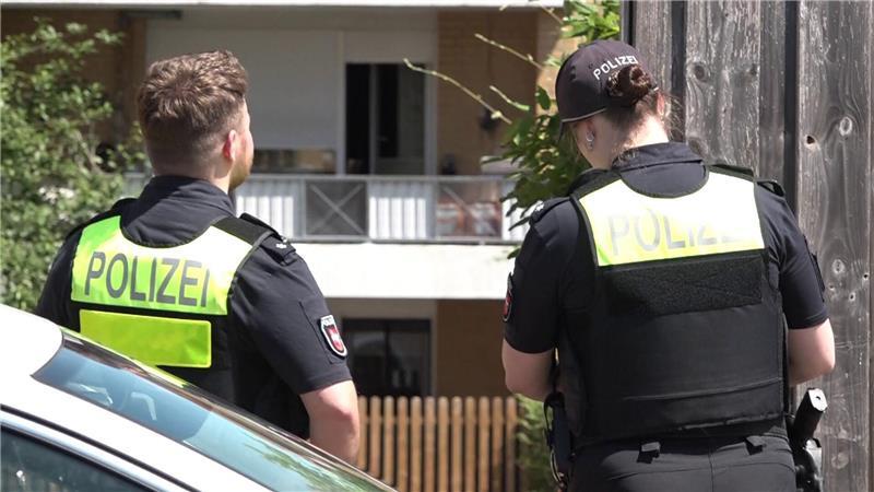In einem Mehrfamilienhaus in Arnum in der Region Hannover wurde eine Frau tödlich verletzt. Polizisten nahmen den mutmaßlichen Täter fest. 