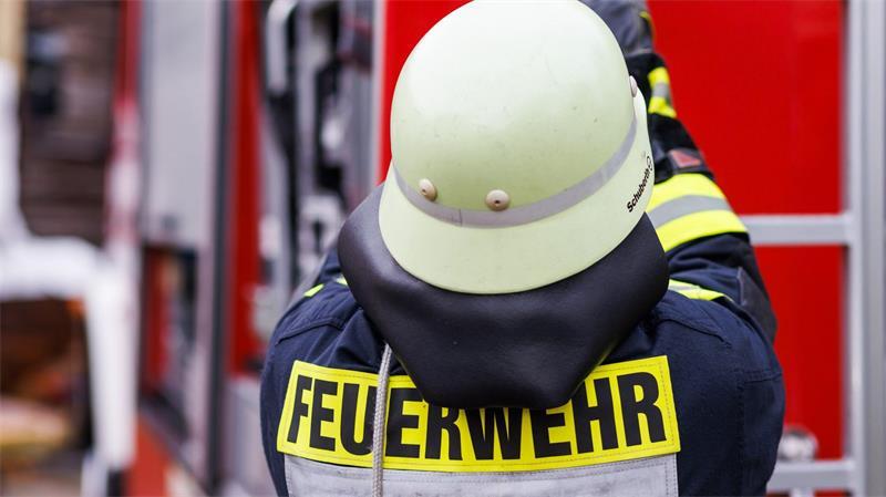 In einem Mehrfamilienhaus in Garstedt im Kreis Harburg hat sich ein Feuer bis in den Dachstuhl hinein ausgebreitet. (Symbolbild)