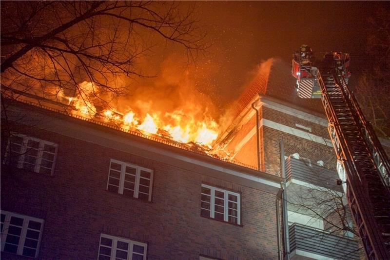 In einem Mehrfamilienhaus in Hamburg-Eimsbüttel war im vergangenen Jahr ein größeres Feuer ausgebrochen. Die Einsatzkräfte der Berufsfeuerwehr Hamburg mussten im Durchschnitt etwa 788 Mal pro Tag ausrücken. Foto: Tim Winzentsen/dpa