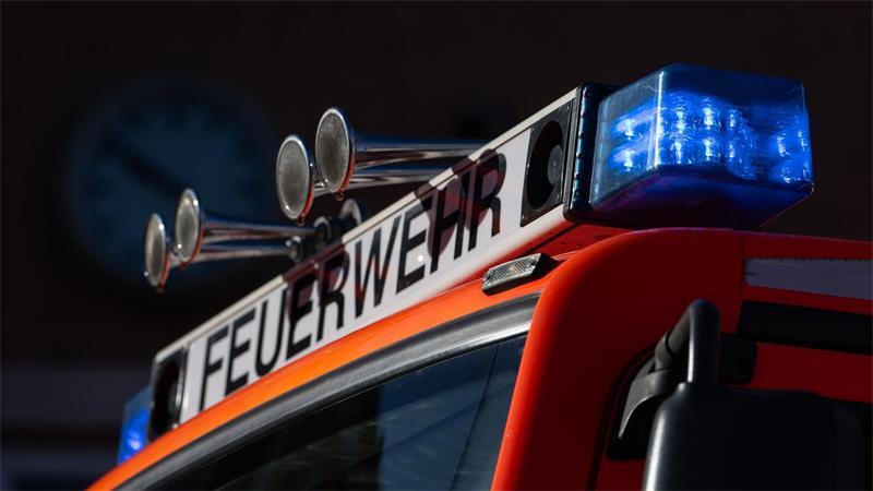 In einem Mehrfamilienhaus kommt es zu einem Kellerbrand. (Symbolbild)