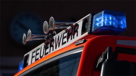 In einem Mehrfamilienhaus kommt es zu einem Kellerbrand. (Symbolbild)