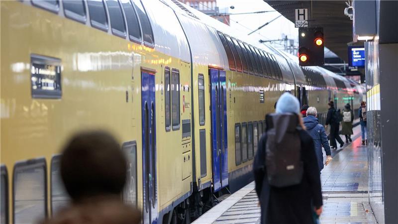 In einem Metronom-Zug belästigte ein Mann in der Osternacht eine Jugendliche. (Symbolbild)