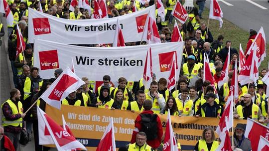 In einem Protestzug ziehen Warnstreik-Teilnehmer in Richtung Terminal 1 in Frankfurt.