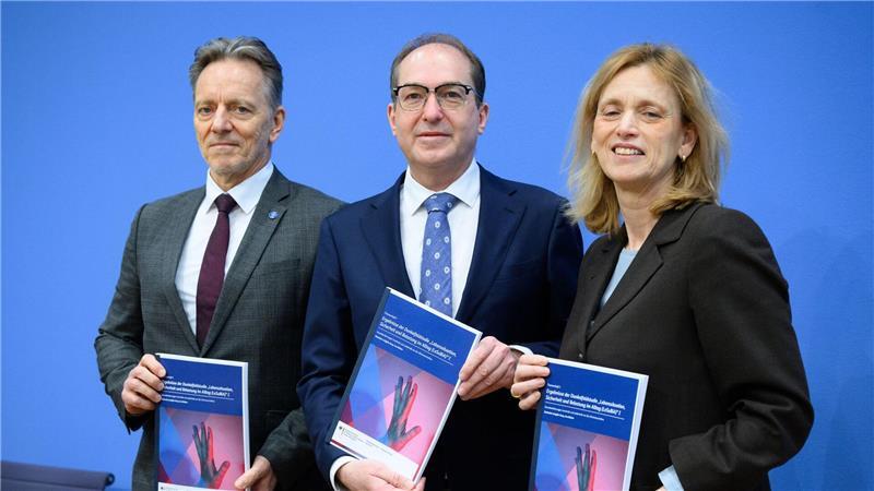 In einem Punkt waren sich Bundesinnenminister Alexander Dobrindt (CSU), Bundesfamilienministerin Karin Prien (CDU) und BKA-Präsident Holger Münch einig: Die Anzeigequote bei Gewalt durch Partner ist zu niedrig. 