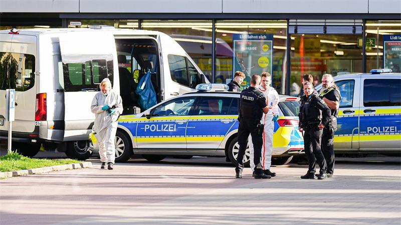 In einem Ratzeburger Supermarkt ist nach Polizeiangaben eine Frau getötet worden.