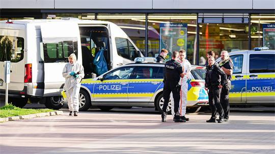 In einem Ratzeburger Supermarkt ist nach Polizeiangaben eine Frau getötet worden.