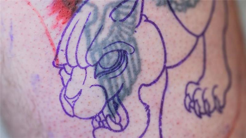 Hakenkreuz adieu: Sie übermalen kostenlos alte Nazi-Tattoos In einem Tattoo-Studio in Siegen werden Reichsadler, Hakenkreuze und andere Hass-Symbole kostenlos mit neuen Tattoos übermalt.