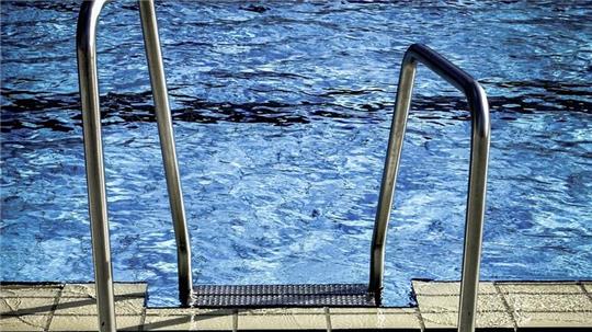 In einem Tostedter Freibad kommt es zu einem Streit mit mehreren Beteiligten.