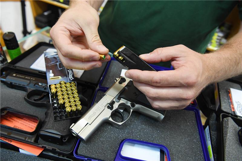 In einem Waffengeschäft wird das Magazin einer Schreckschusspistole vom Typ Walther P88 Compact Kaliber 9mm PAK mit Schreckschusspatronen geladen. Foto: Uli Deck/dpa