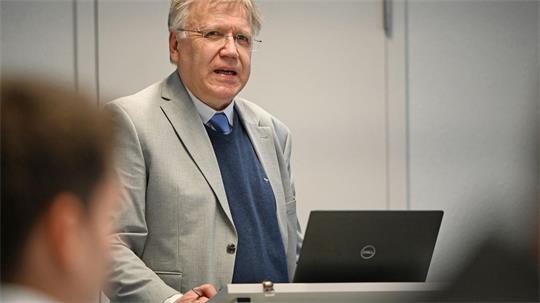 In einem Wahlkreis in Spandau ist das Ergebnis bei einer Nachzählung nach Angaben von Landeswahlleiter Stephan Bröchler noch geändert worden. 