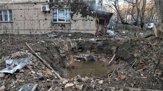 In einem Wohnviertel in Odessa haben Trümmer einer abgeschossenen Drohnen den Boden aufgerissen.