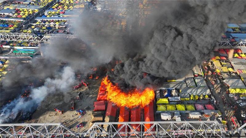 In  einem Zeltlager  während des 45-tägigen Maha-Kumbh-Festivals ist ein Feuer ausgebrochen