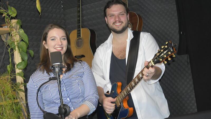 In einem Zimmer ihrer Wohnung probt das Ehepaar Silja Hoppe und Alvo Hilbeck neue Songs ein.