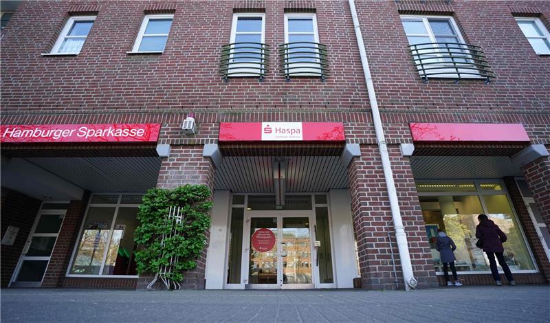 In einem Zivilprozess um Schadenersatzansprüche gegen die Haspa (Hamburger Sparkasse) nach einem Einbruch in die Norderstedter Filiale will das Landgericht Hamburg das Urteil verkünden. Foto: Marcus Brandt/dpa