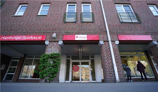 In einem Zivilprozess um Schadenersatzansprüche gegen die Haspa (Hamburger Sparkasse) nach einem Einbruch in die Norderstedter Filiale will das Landgericht Hamburg das Urteil verkünden. Foto: Marcus Brandt/dpa