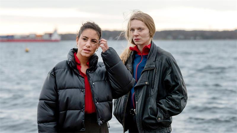 Kieler „Tatort“: Mit Frauen-Power und Thriller-Flair In einem anderen Leben Freundinnen, jetzt kurz Kolleginnen: Mila (links, Almila Bagriacik) und Anna Nowak (Lilith Stangenberg in einer Episodenrolle). Der erste Teil einer Doppelfolge des Kieler „Tatorts“, „Unter Freunden“, läuft am 11. Oktober im Ersten.