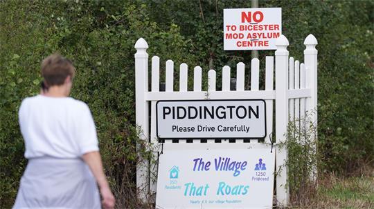 In einem britischen Dorf regt sich Protest gegen die geplante Unterbringung von Asylsuchenden. 