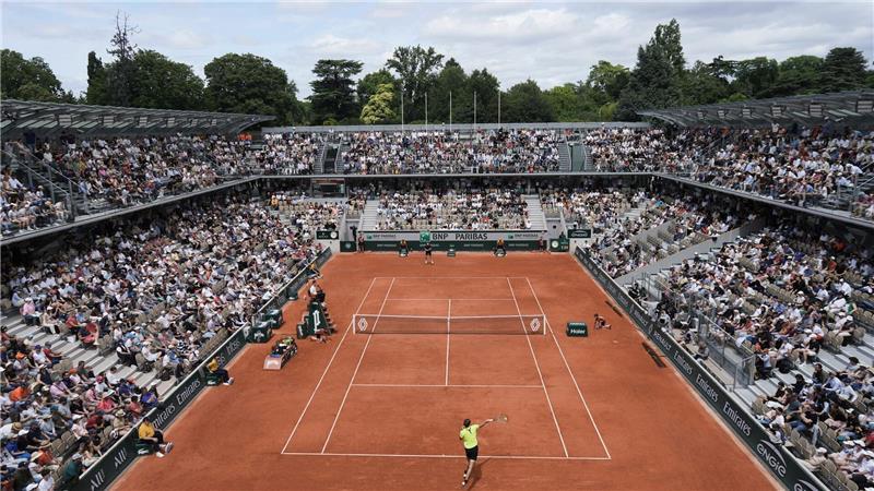 Schwacher Start, dann Steigerung: Zverev in Runde drei In einem der schönsten Stadien zog Alexander Zverev in Runde drei ein.