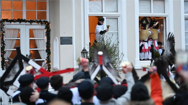 In einem ersten Teil des Brauches werden die ausgewählten Klaasohms an ihren Vereinslokalen eingesammelt. 