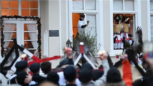 In einem ersten Teil des Brauches werden die ausgewählten Klaasohms an ihren Vereinslokalen eingesammelt. 