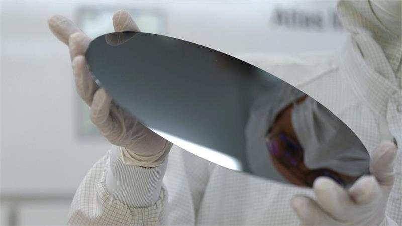 In einem hochkomplexen Prozess werden 300-Millimeter-Wafer gefertigt, aus denen Mikrochips gefräst werden.