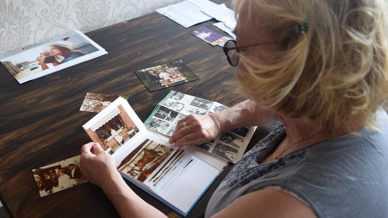 In einem kleinen Fotoalbum bewahrt die Jorkerin Erinnerungsfotos an ihre royale Zeit auf.
