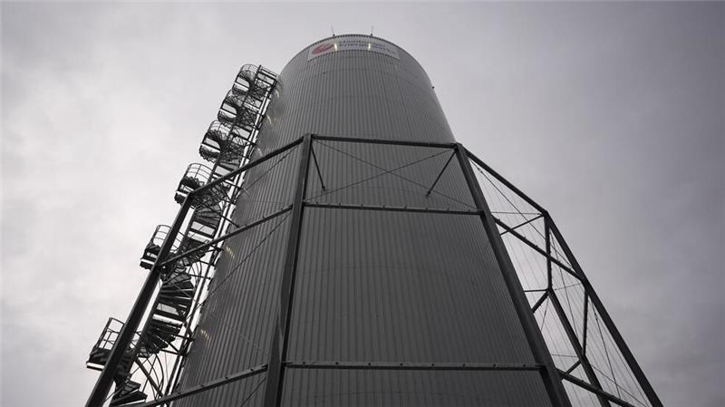 In einem knapp 34 Meter hohen Druckwärmespeicher sammeln die Energiewerke die überschüssige Wärme aus der Kupferherstellung, bevor diese ins Fernwärmenetz eingespeist wird.