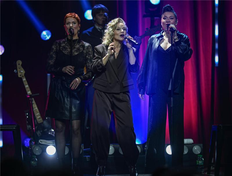 Ina Müller: „6.0“-Premiere mit Witz, Emotionen und Fan-Nähe In einem legeren, weiten, dunklen Anzug trat Ina Müller mit ihrer Band auf - und gab zu, nervös zu sein.