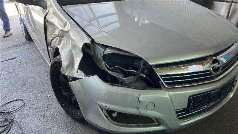 Polizei stoppt demoliertes Auto mit fünf Kindern an Bord In einem schrottreifen Opel kutschierte der Fahrer fünf Kinder durch Loxstedt.