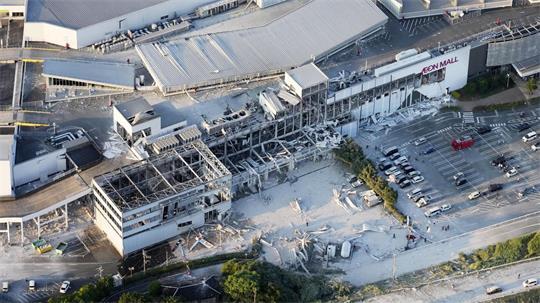 In einem schwer beschädigten Einkaufszentrum galten noch mehrere Menschen als vermisst. 