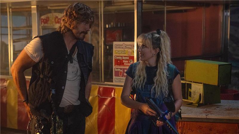 Von Maschinen und Menschen: „The Electric State“ bei Netflix In einem verlassenen Einkaufszentrum finden Keats (Chris Pratt) und Michelle (Millie Bobby Brown) Zuflucht bei skurrilen, aber freundlichen Robotern.
