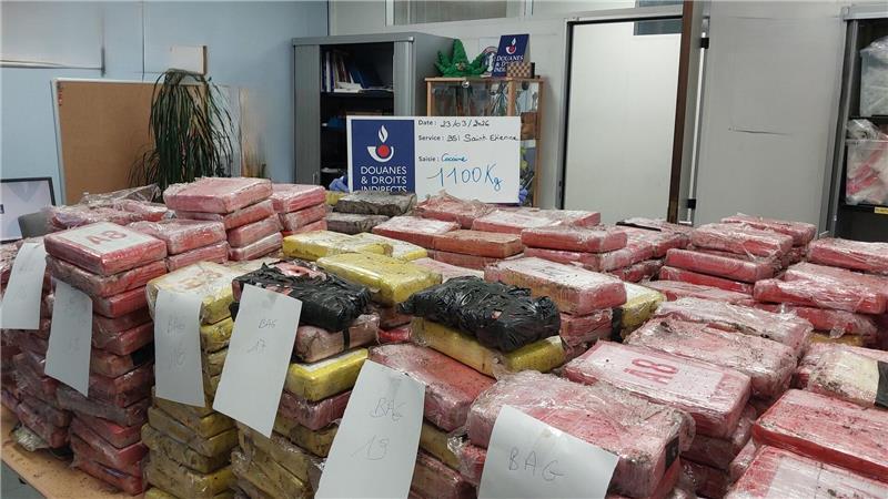 In einem vom französischen Zoll gestoppten Laster befanden sich neben Blumenerde auch 998 Kokainpakete. (Handout-Foto)