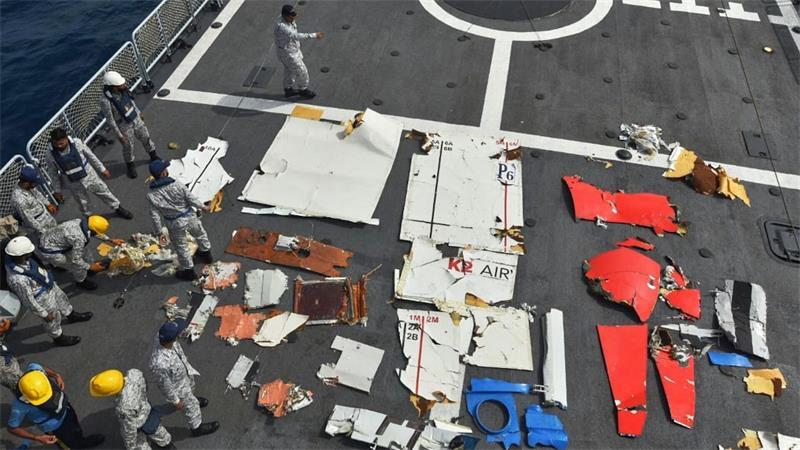 In einem von der pakistanischen Marine veröffentlichten Foto werden Trümmerteile des abgestürzten Frachtflugzeugs gezeigt.