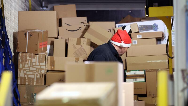 Cyber Week bei DHL: Täglich gut 11 Millionen Pakete In einer DHL-Zustellbasis wird ein LKW mit Paketen entladen, um sie auf die Zustellfahrzeuge aufzuteilen.