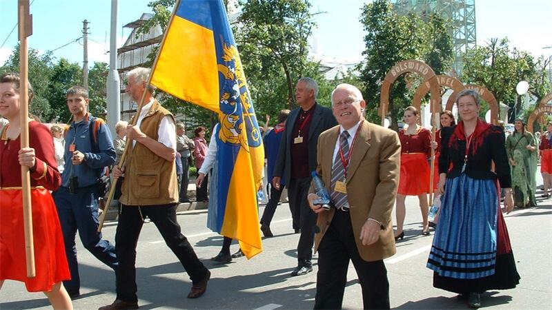 In einer Delegation aus Buxtehude repräsentiert Robert Kamprad (Zweiter von rechts) die Stadt beim Hansetag 2009 in Novgorod (Russland).